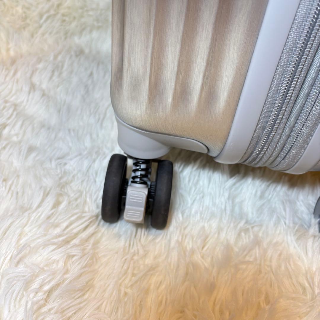 バッグ NEW ERA WHEEL CARRY CASE SMALL SILVER