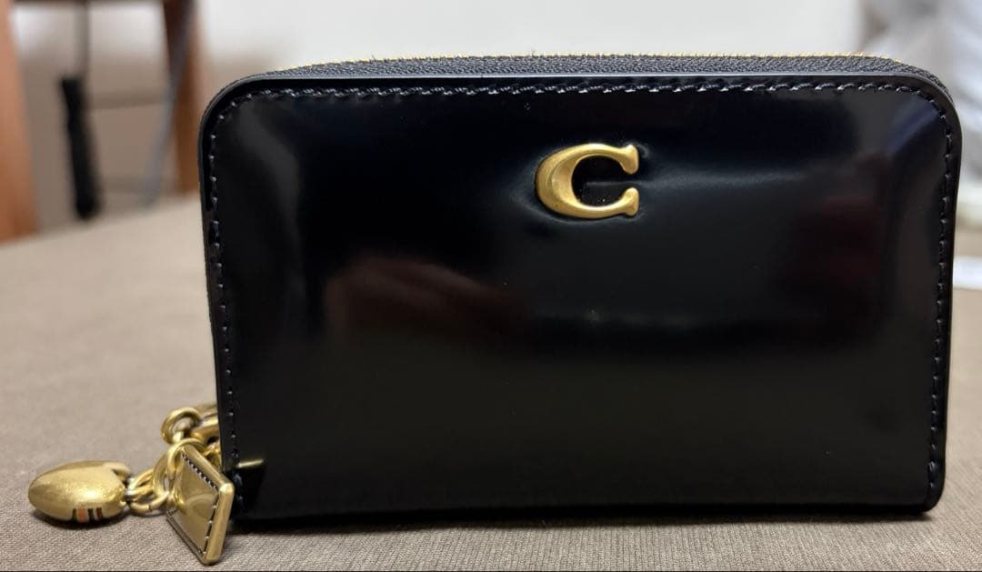 コーチ　エッセンシャル スモール ジップ アラウンド ウォレット・チャーム