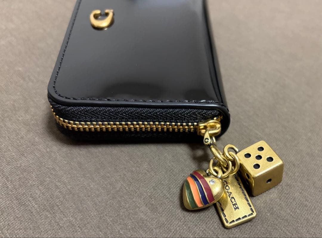 コーチ　エッセンシャル スモール ジップ アラウンド ウォレット・チャーム