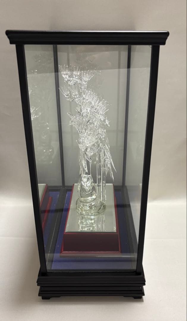 #伝統工芸品　水晶彫刻『松竹梅』オブジェ（ガラスケース付き）