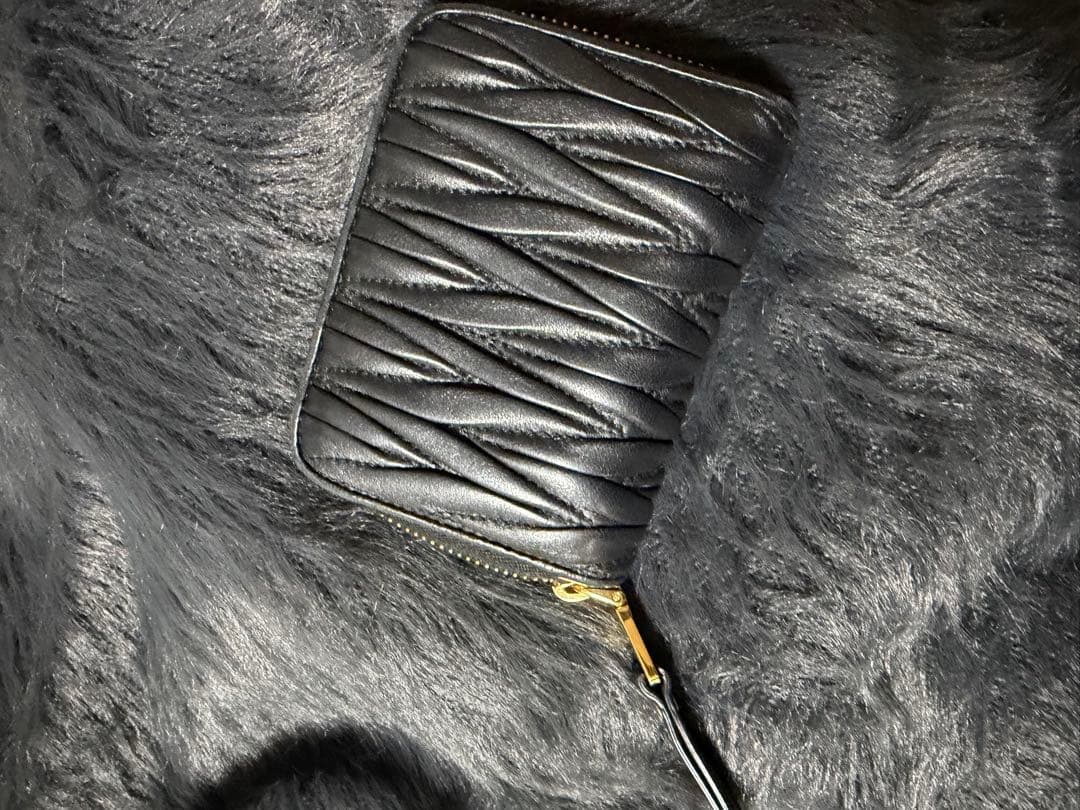 miu miu ブラックレザーケース