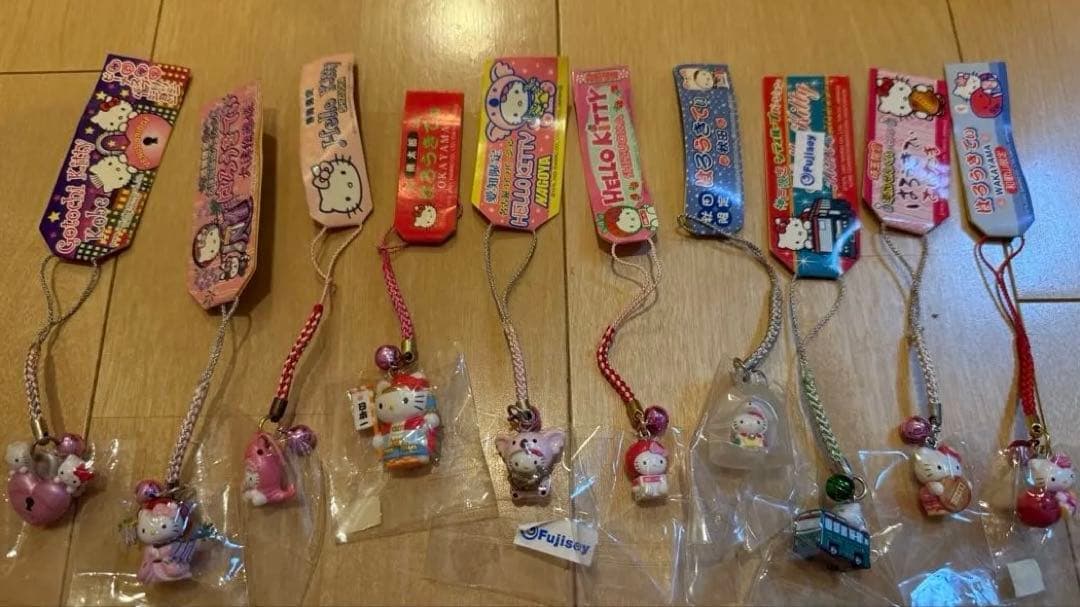 ご当地キティ 根付け ストラップ　キーホルダーまとめ売り　90個以上