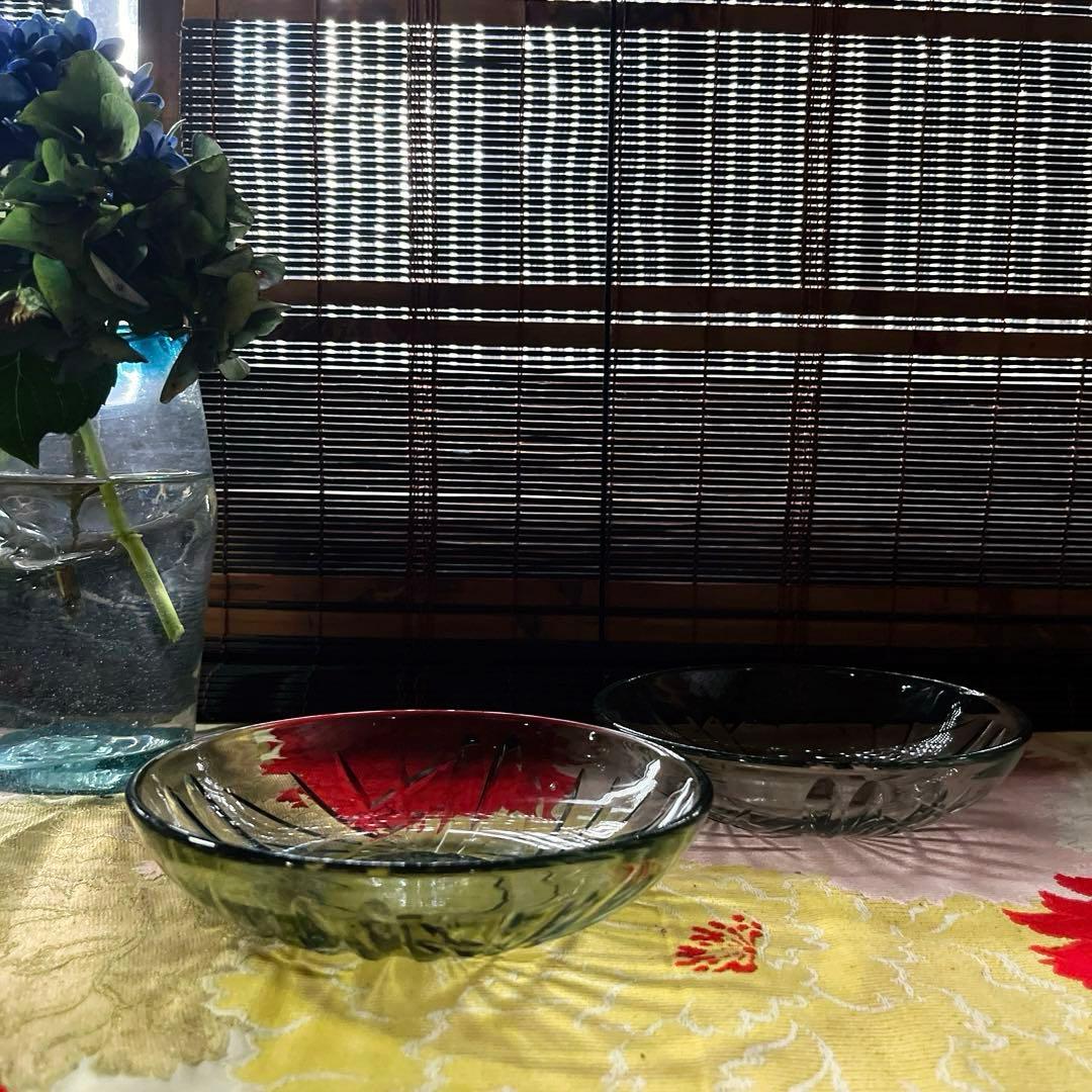 骨董　時代ガラス　希少　カーキ色　シンプルカット　平鉢　中鉢　２客　ウラン