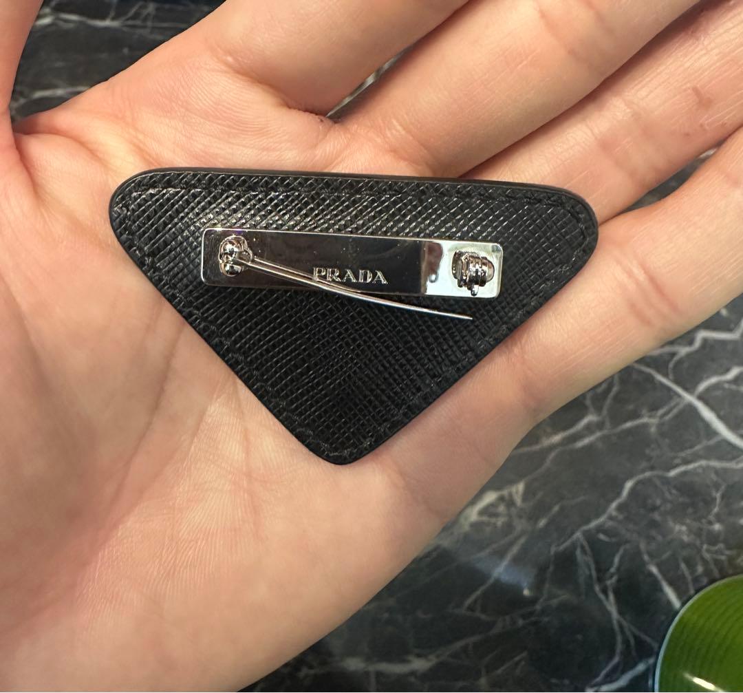 PRADA ブローチ