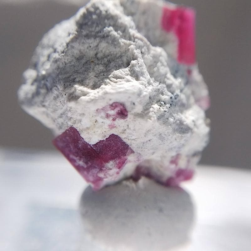 351 複数結晶 レッドベリル ビクスバイト レッドエメラルド 結晶 標本