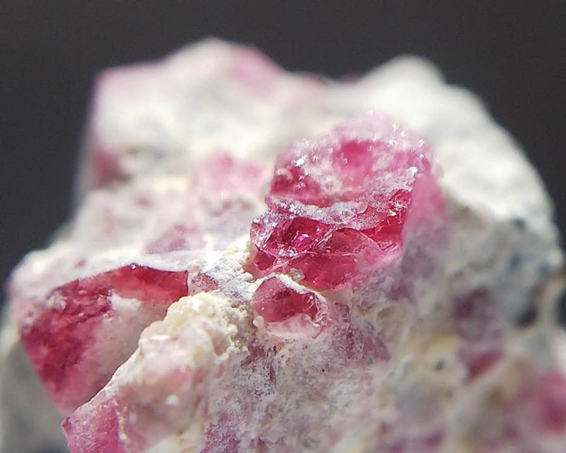 351 複数結晶 レッドベリル ビクスバイト レッドエメラルド 結晶 標本