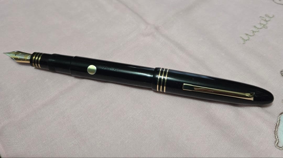OMAS　MoMA型　万年筆 金色のリング付き