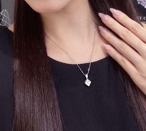 Pt900天然ダイヤモンド★プリンセスカットミステリーのミル打ちペンダントトップ