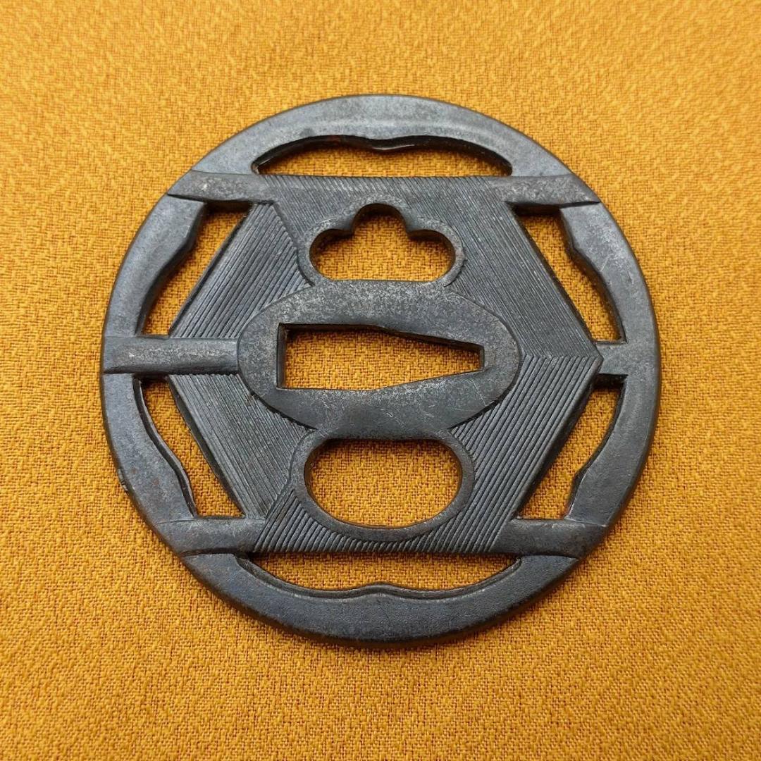 日本刀の鍔 直径約70㎜ 鍔 刀の鍔 鉄地 つば ツバ 鐔 　【9992】