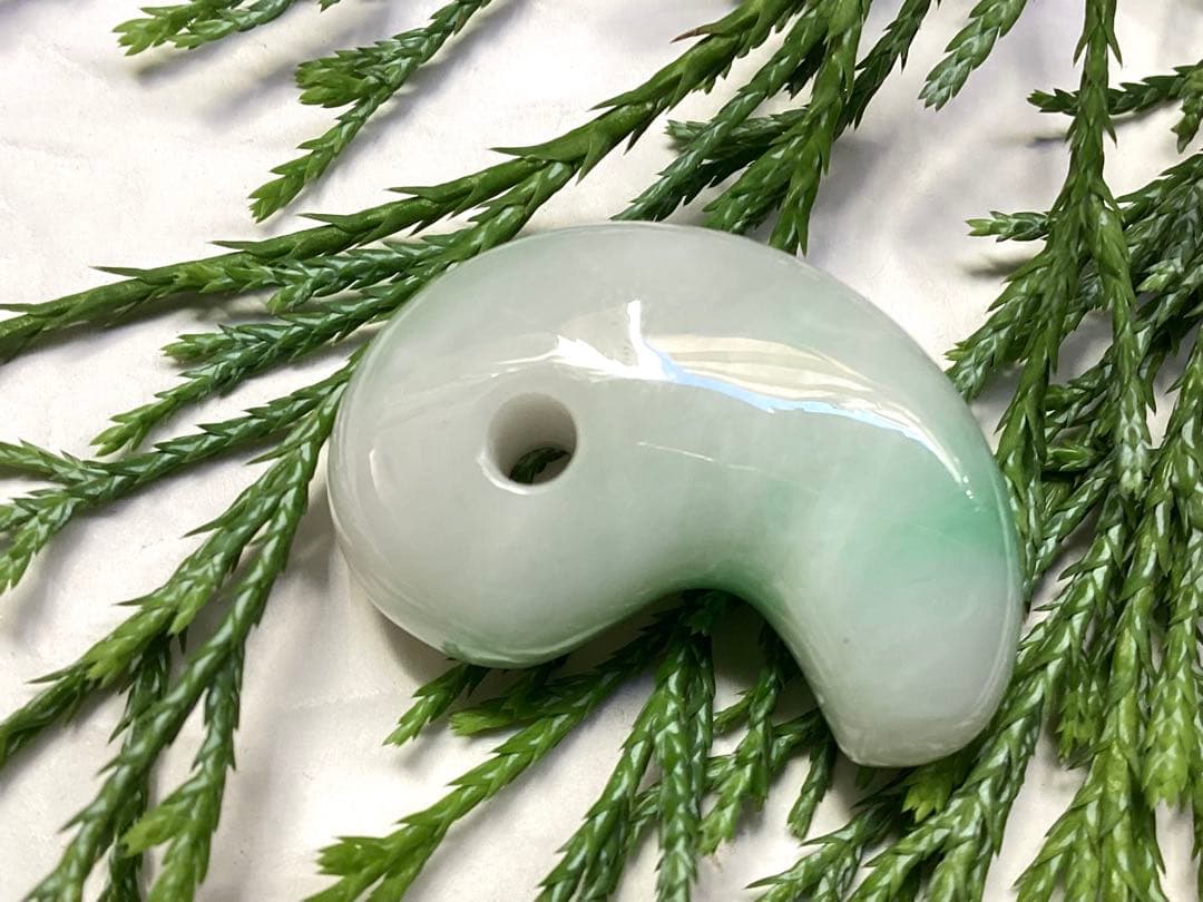 ✳ premiumシリーズ 本物の糸魚川翡翠　開運*摩訶不思議な勾玉　鑑別書付を