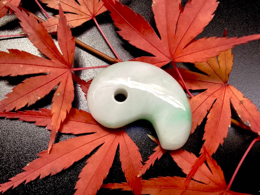 ✳ premiumシリーズ 本物の糸魚川翡翠　開運*摩訶不思議な勾玉　鑑別書付を