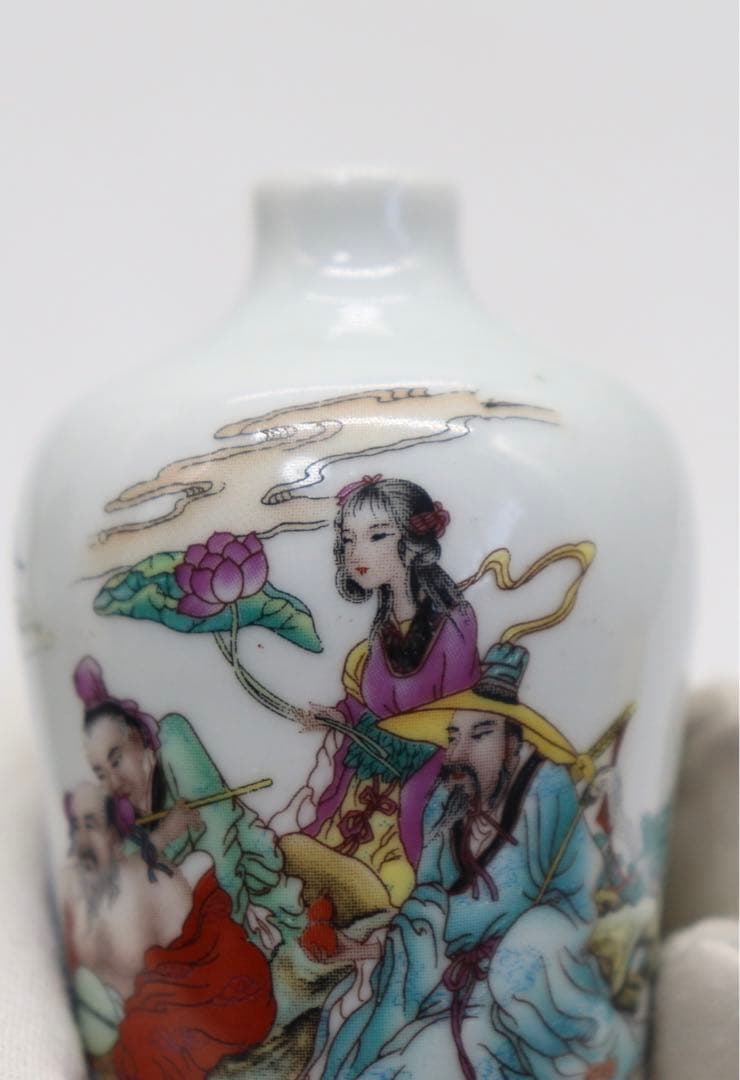 中国　粉彩　人物紋鼻煙壺　八仙過海　乾隆年製銘　送料込み1013