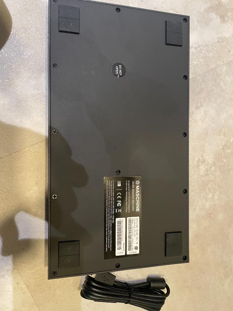 NI MASCHINE Mikro MK3 本体とUSBケーブル