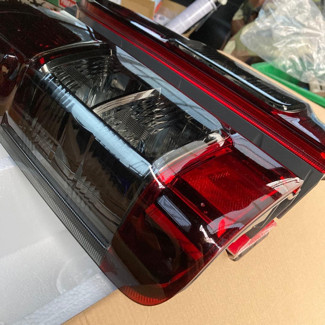 福之助　トヨタ　ハイエース　純正テールライト　ブラック塗装　比較的綺麗