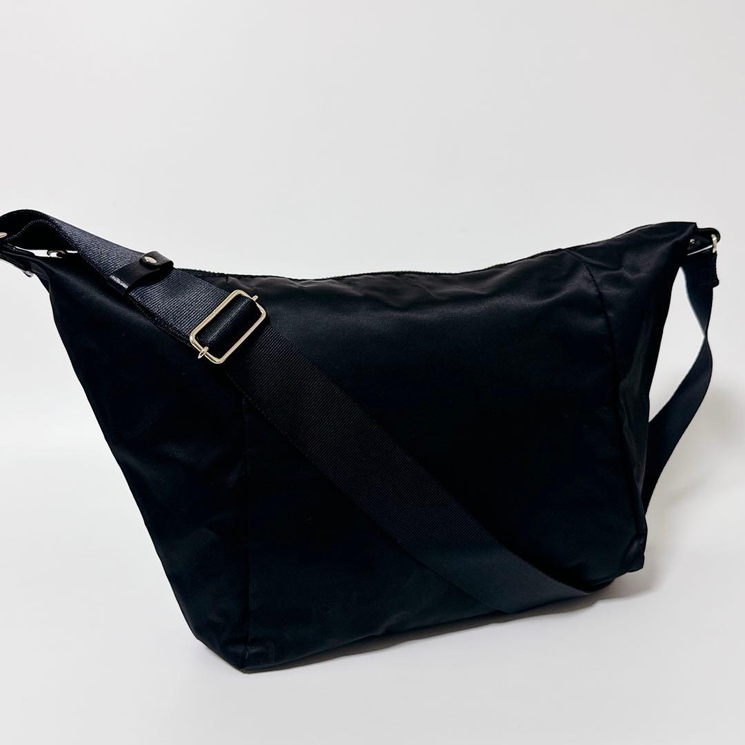 【人気商品】russet スリングバッグ　ナイロン　ブラック　ボディバッグ