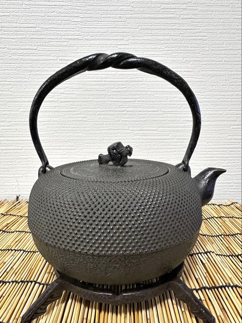 未使用品、供箱、栞、タグ付　南部岩鋳造　１８型姥口アラレ　南部鉄瓶　南部鉄器