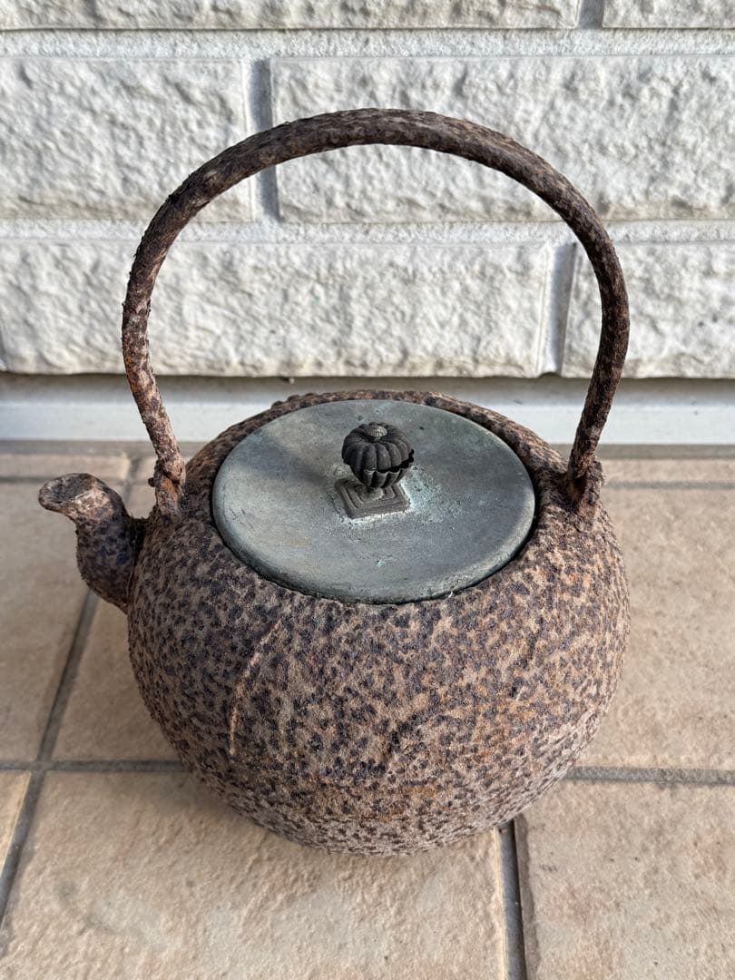 鉄製茶色丸型鉄瓶 取っ手付き