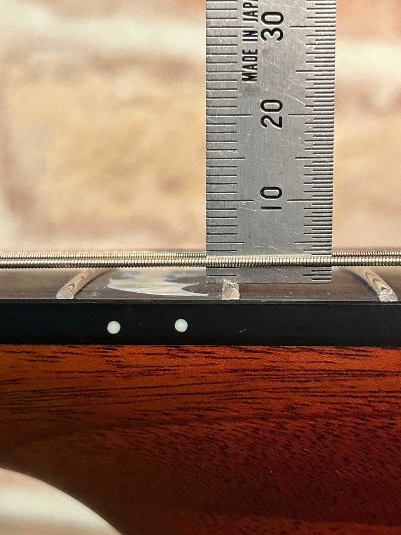 琥珀色サンバーストのアコースティックギター