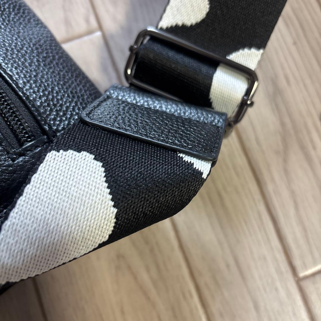 【美品】イアパピヨネ 柄 ワイドテープ ショルダー バッグ ブラック ボディ