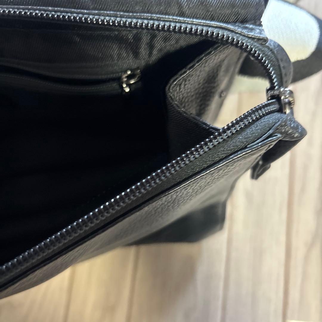 【美品】イアパピヨネ 柄 ワイドテープ ショルダー バッグ ブラック ボディ