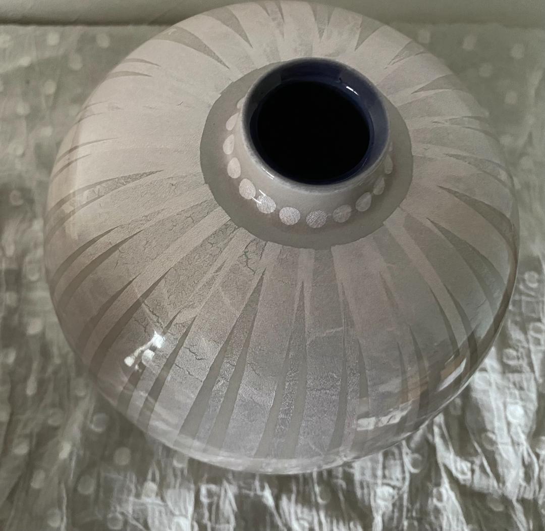 淡桜釉裏銀彩壷　中田一於