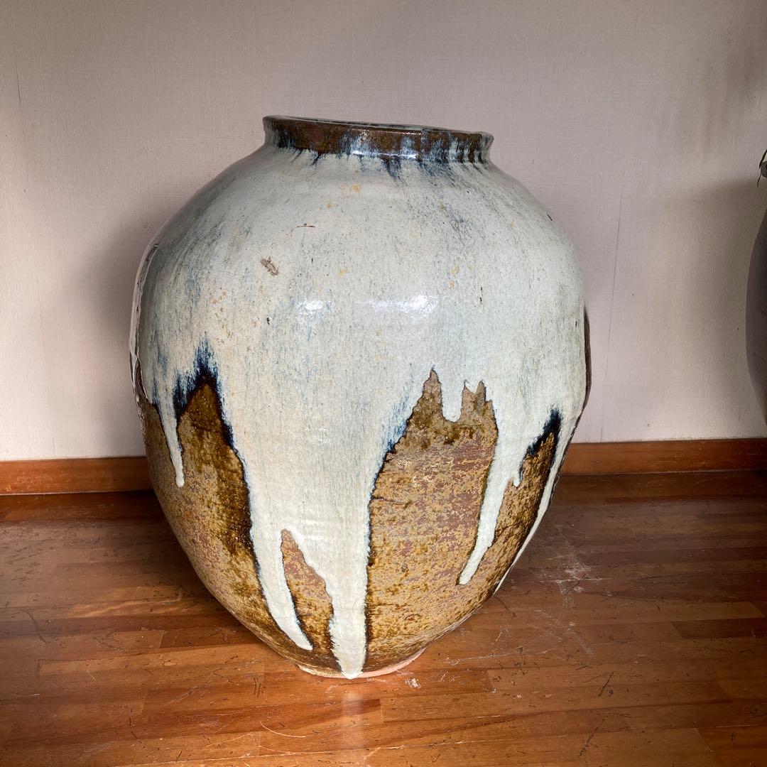 陶器の大きな壺 白と茶色のグラデーション