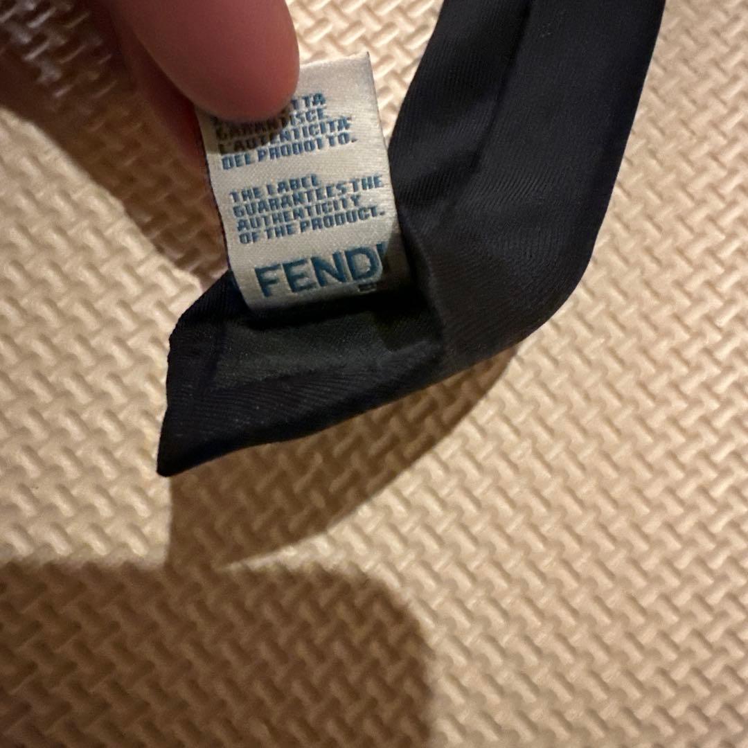 FENDIキッズ　ネクタイ