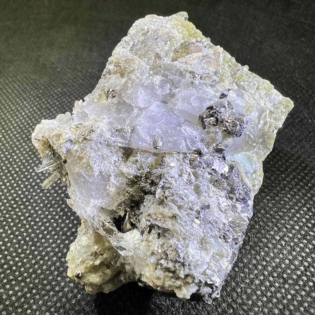 ヤオガンシャン産　「白緑色」「ミントグリーン」多数鉱物共生フローライト