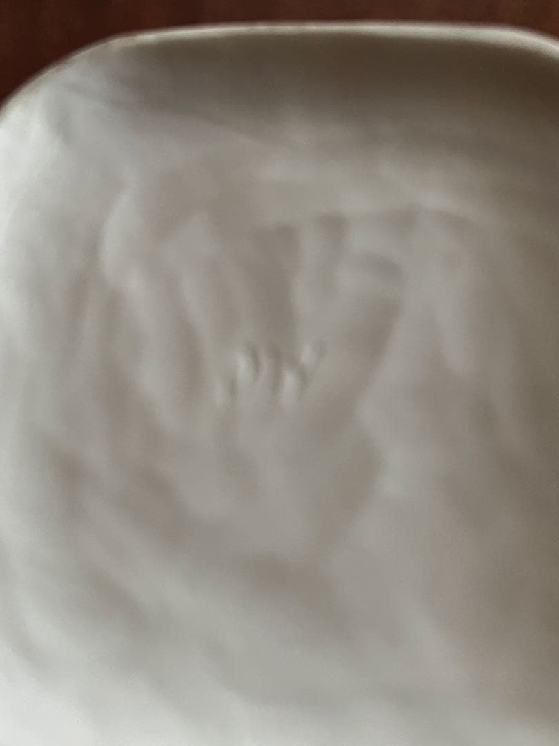 陶芸家「内藤美弥子」作の白磁カップ。独特の茶色の縁取り。底にｍi刻印あり。