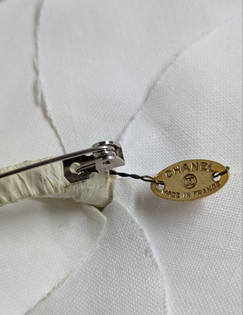 CHANEL シャネル　カメリア　コサージュ　ホワイト系　ブローチ　箱付き