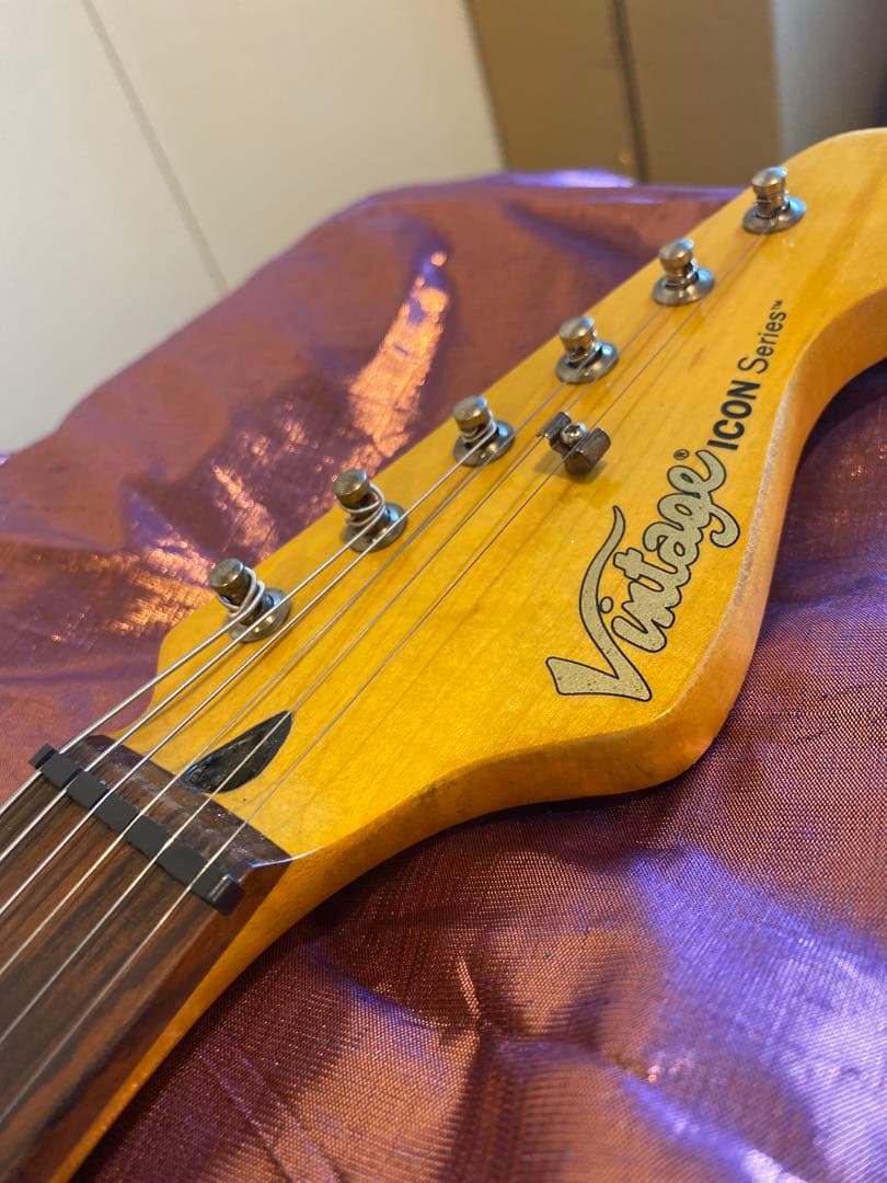 英国VINTAGE社ICONシリーズ v6スプラッター塗装ストラト