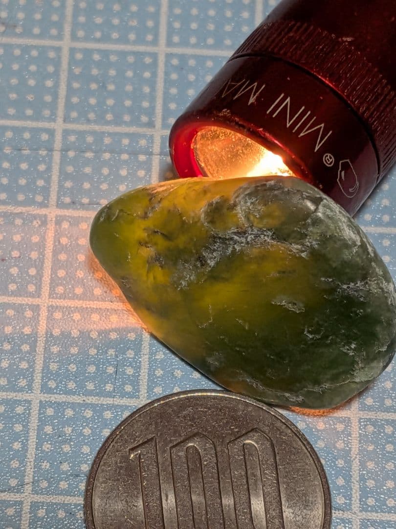 緑色の半透明な石