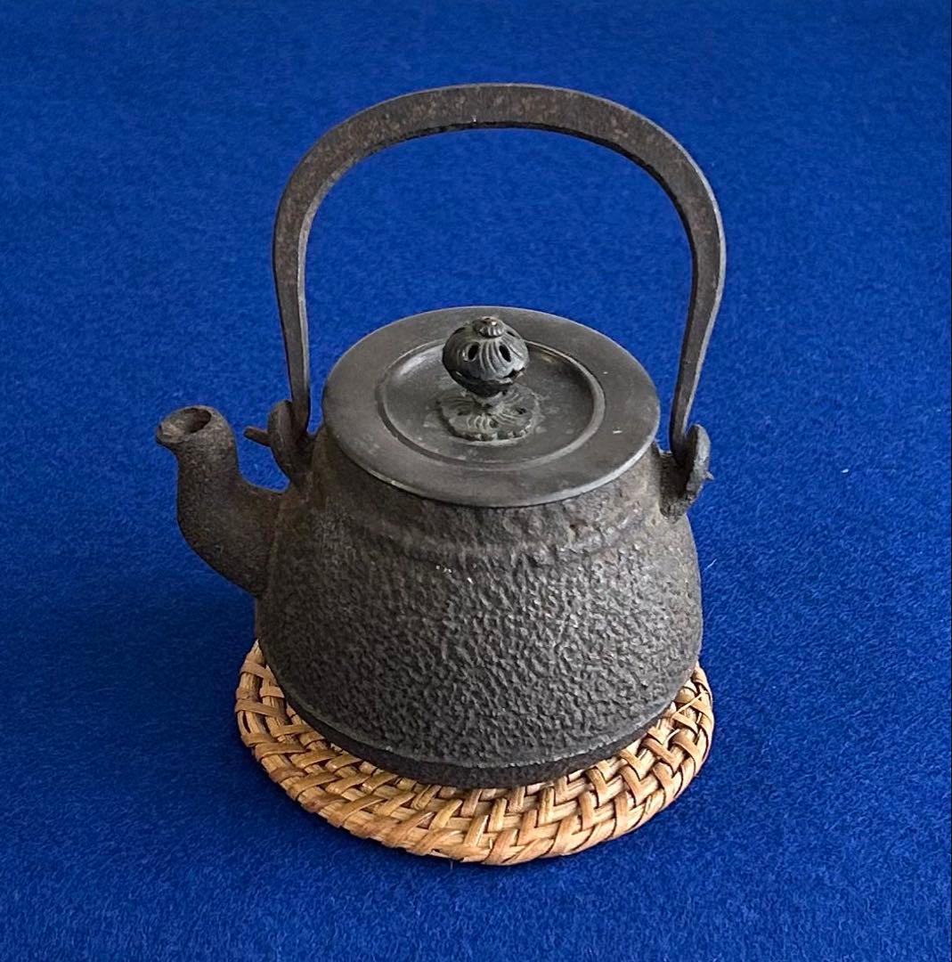 小さな鉄瓶 煎茶道具 銅製蓋 明治時代から伝わる 桐時代箱・時代五徳・時代瓶敷付