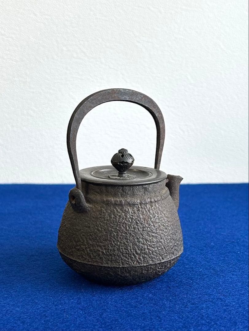 小さな鉄瓶 煎茶道具 銅製蓋 明治時代から伝わる 桐時代箱・時代五徳・時代瓶敷付