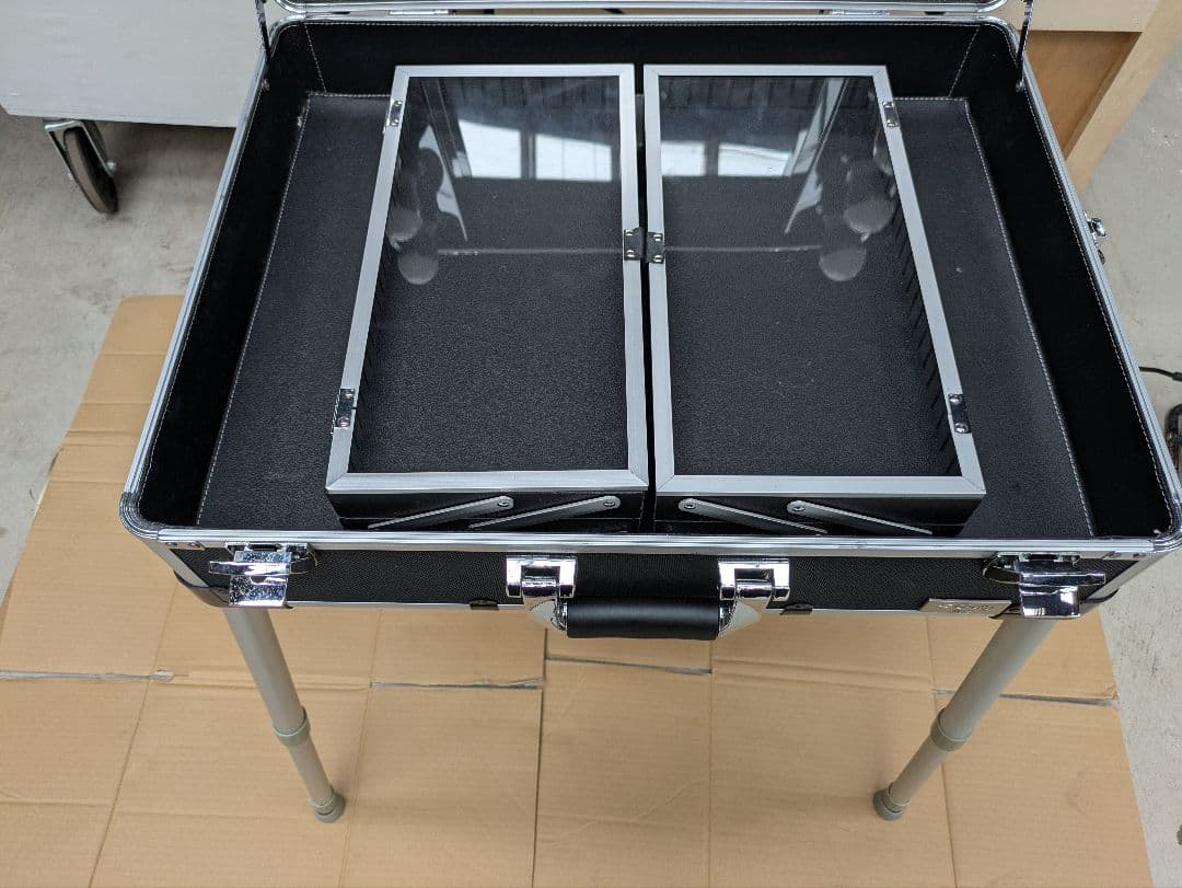 ジュラルミンケース　メイクボックス　LED照明女優ミラー付きメイクアップテーブル