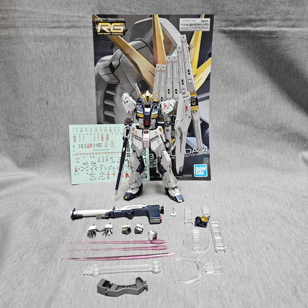 RG ガンダムベース限定 νガンダムチタニウムフィニッシュ 素組み完成品