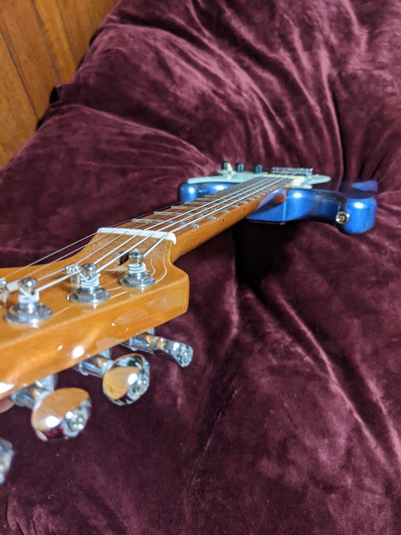 高品質アルダー材とローステッドメイプルネックを採用したプロ仕様のスマートギター