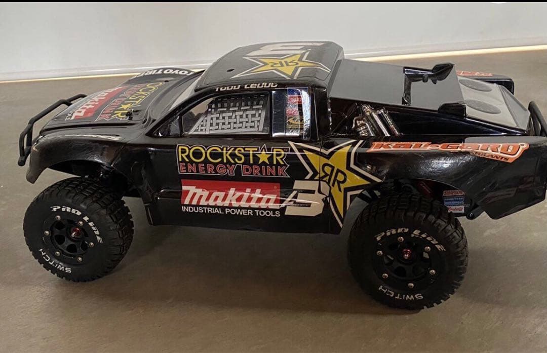 トラクサス　1/8 少し改造中です