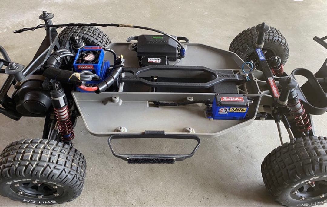 トラクサス　1/8 少し改造中です