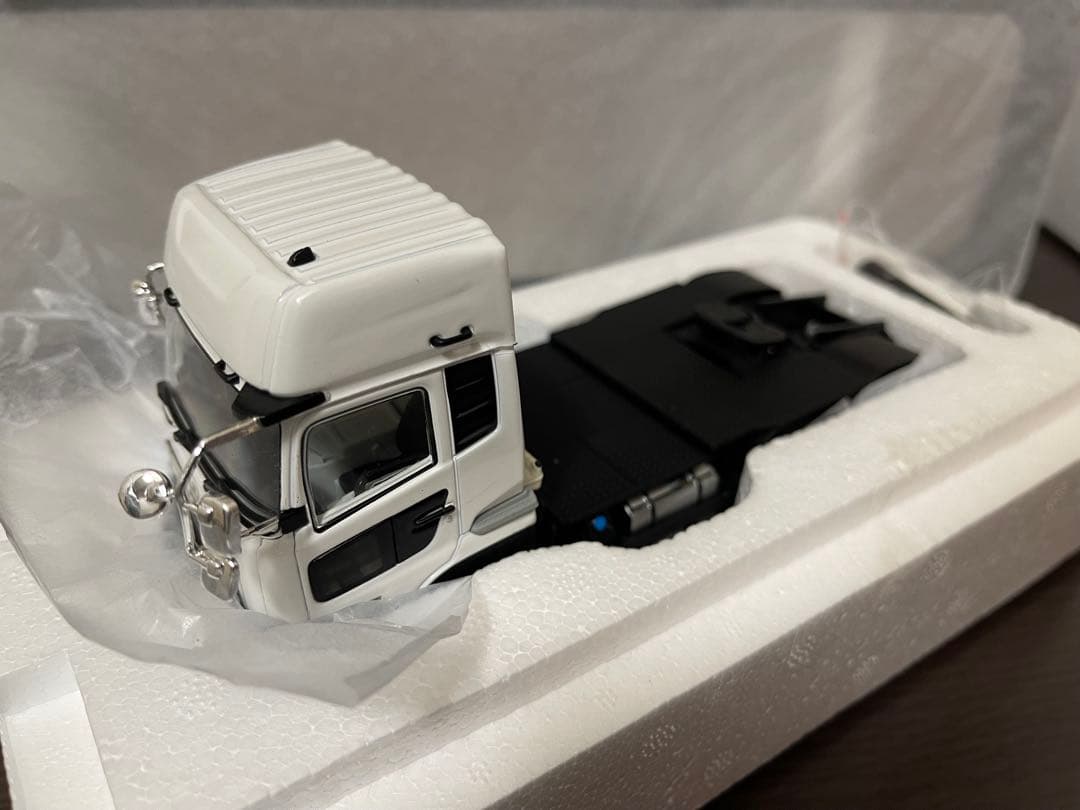 とも様　KYOSHO UD QUON 6x4&LOWBED TRAILER