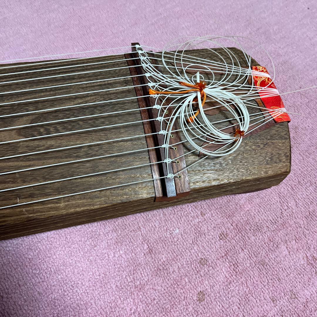 琴 13弦 赤い装飾付き