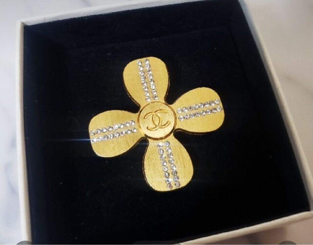 CHANEL ラインストーンクローバーブローチ
