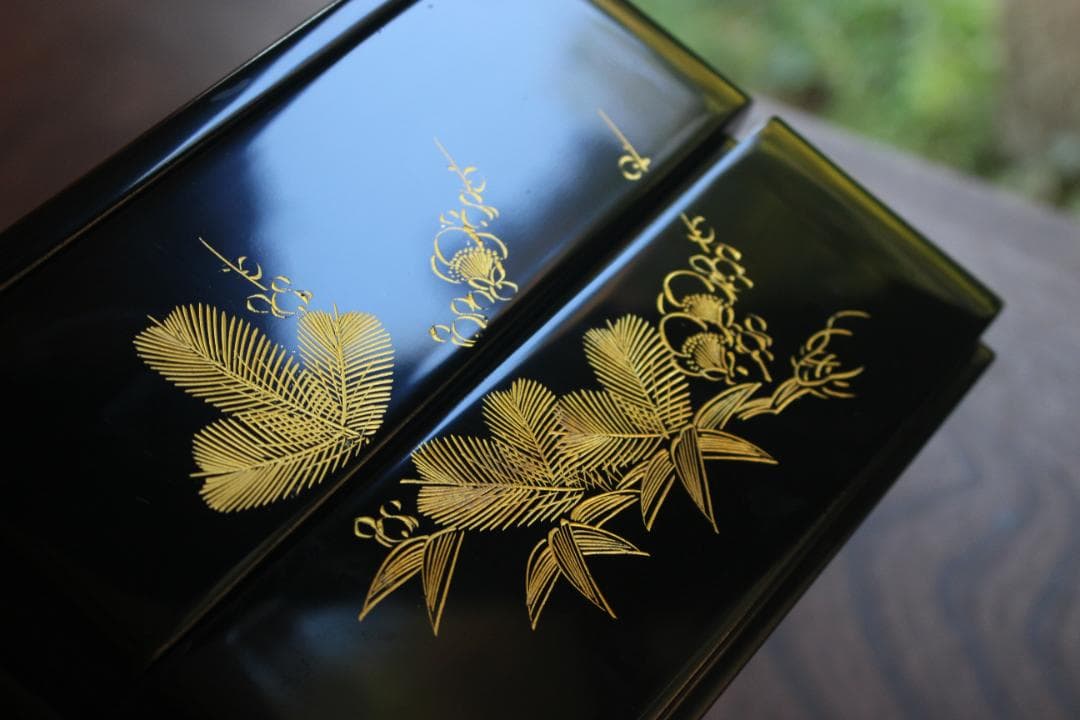 デッドストック！端正な内朱黒漆に優美な松竹梅沈金の輪島塗台付二段重（検重箱お重