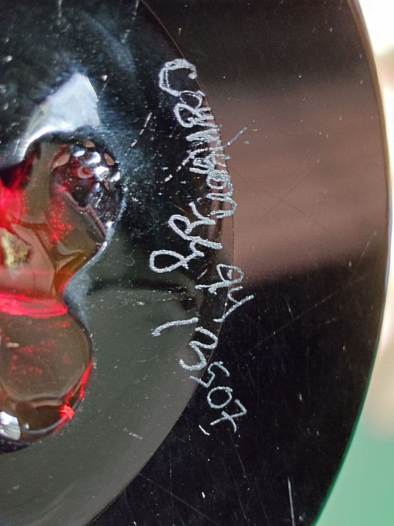 イタリア製　赤色ガラス皿 黒色台座付き