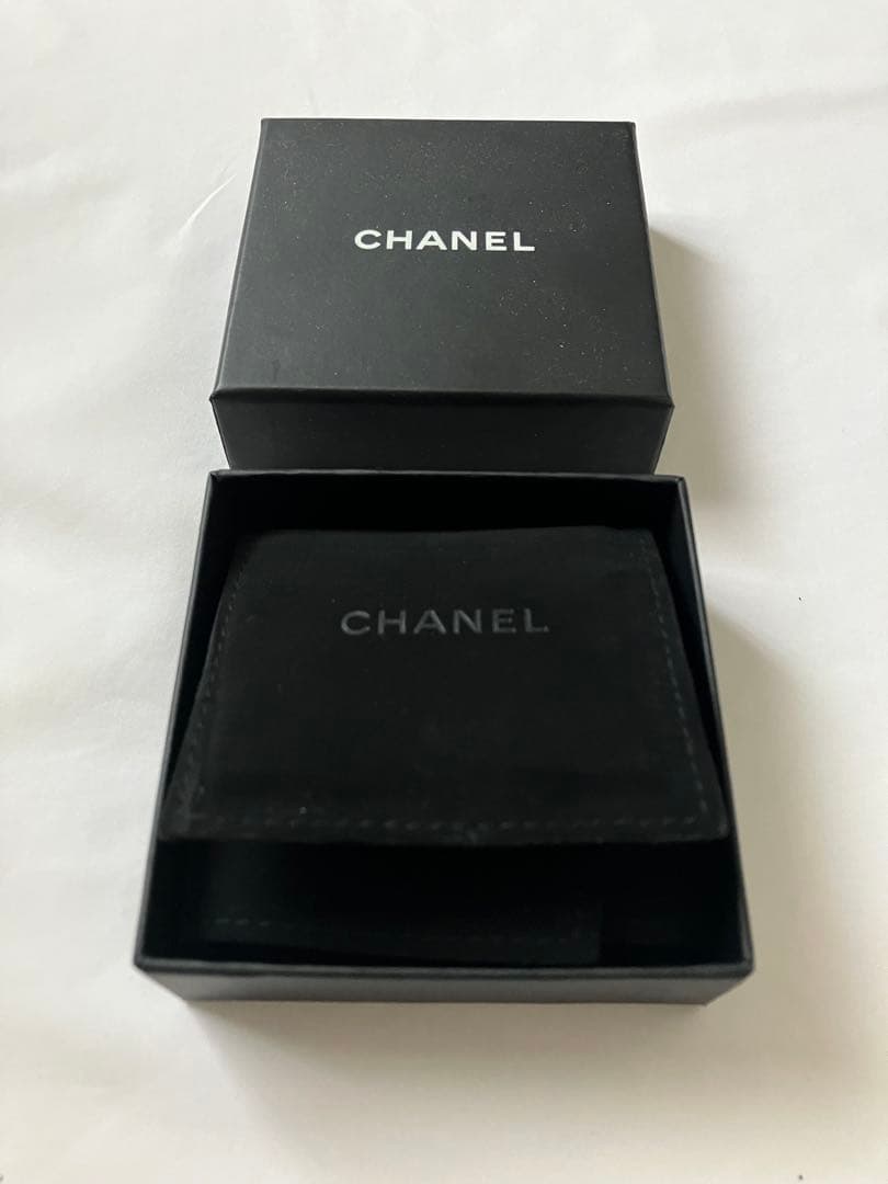 CHANEL CCロゴブローチ ストーン付き