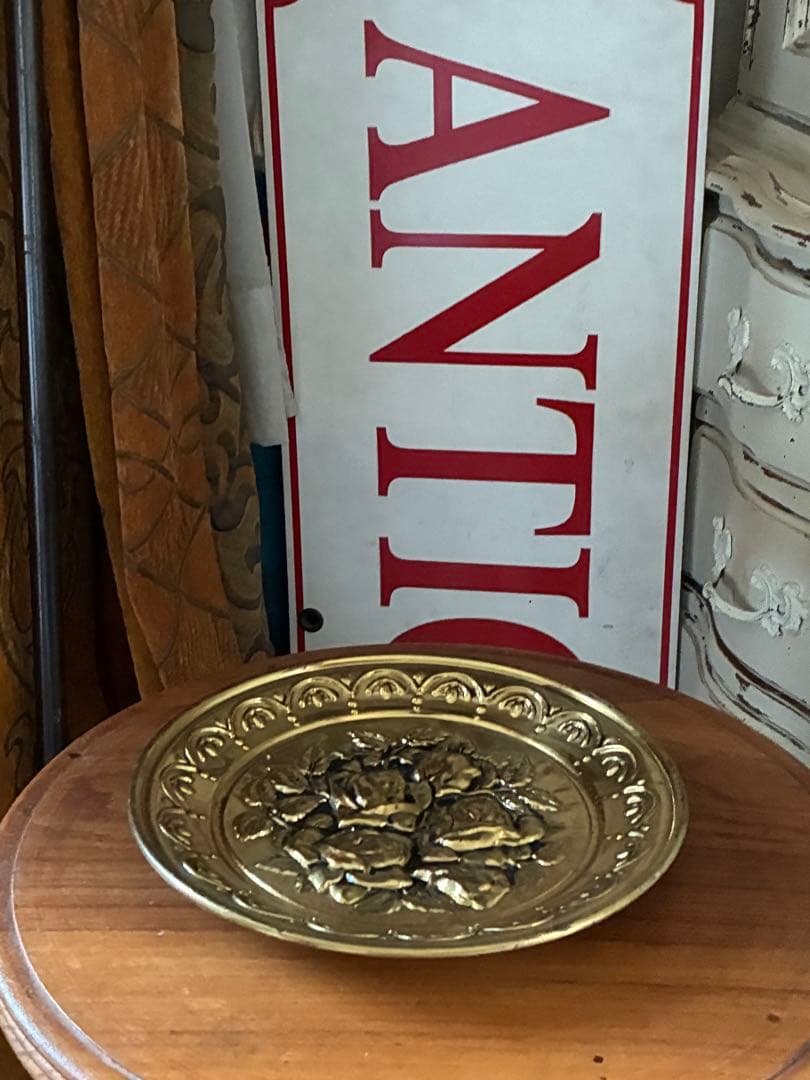 イギリス　アンティーク　真鍮　飾り皿　ビクトリアン　薔薇柄　バラ　100年