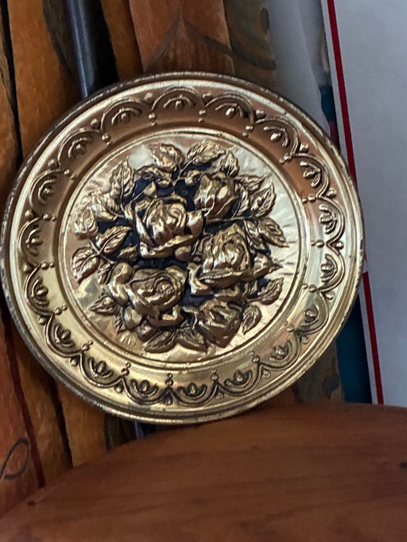 イギリス　アンティーク　真鍮　飾り皿　ビクトリアン　薔薇柄　バラ　100年