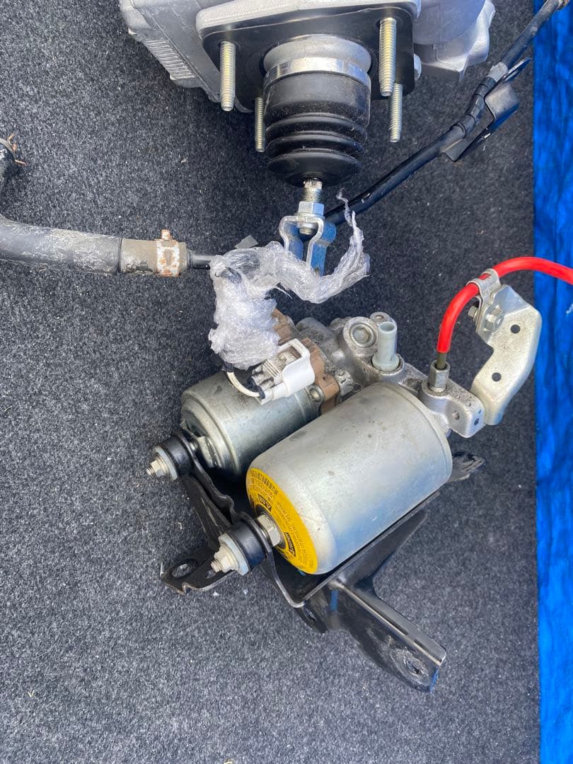 トヨタアクアDAA-NHP10. ABSアクチュエーター