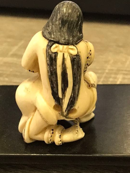 時代根付　在名吉川　蛸と海女　北斎漫画