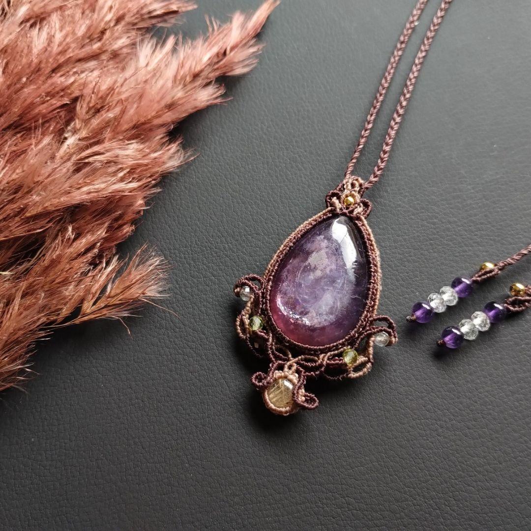 【瑠璃色】レピドライト＆ルチルクォーツのマクラメ編みネックレス　ペンダント